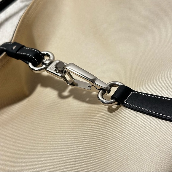 Coach Clip Lock Beige Canvas & Black Leather Trimmed Handbag
L0K-7774 - Picture 4 of 9